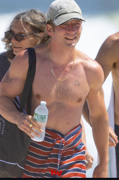 Jeremy Allen White photo 64